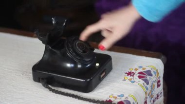 Eski bir telefondan arıyorum, ofisteki kadın eski telefonu çeviriyor.