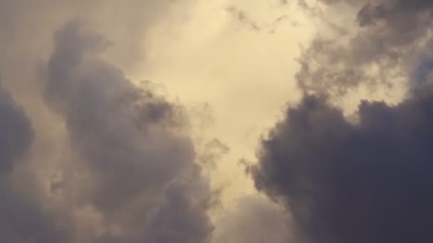 4Kの時間は雲の背景と美しい青い空を失効します 雷嵐の前に大きな強力な嵐の雲 — ストック動画