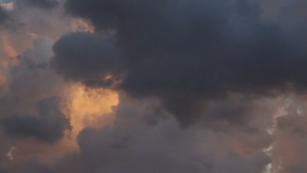 4Kの時間は雲の背景と美しい青い空を失効します 雷嵐の前に大きな強力な嵐の雲 — ストック動画