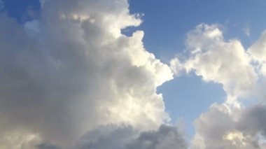 4k zaman geçidi bulutlu güzel mavi gökyüzü. Gökyüzü bulutları. Gök gürültüsünden önce güçlü fırtına bulutları.