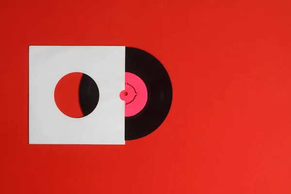 Leeftijd White Paper Cover Vinyl Record Geïsoleerd Rode Achtergrond 45Rpm — Stockfoto