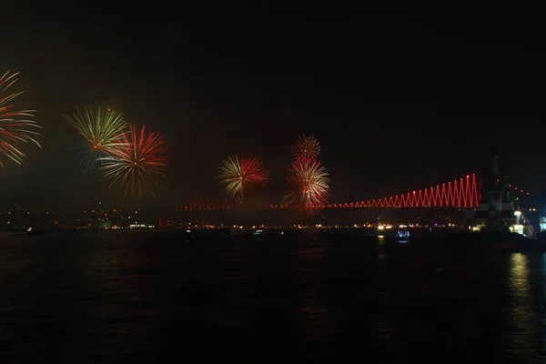 Фейерверки Над Босфором Стамбула Время Празднования Дня Турецкой Республики Мост — стоковое фото