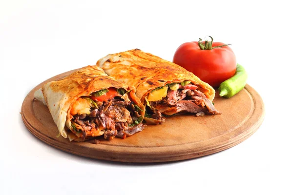 Beyaz arkaplanda ayrıştırılmış kebap ya da shawarma sandviçi