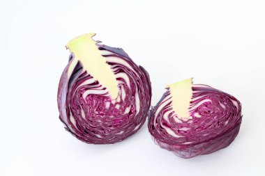 Beyaz arka planda kırmızı lahana