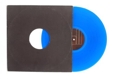 Siyah kağıt kapağı ve mavi plak plağı beyaz arkaplanda izole edilmiş.
