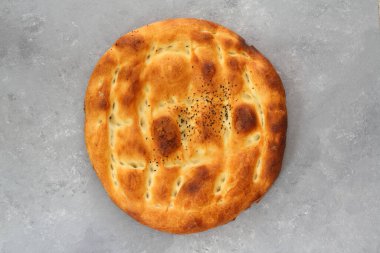 Taş zeminde izole edilmiş Türk ramazanı pita ekmeği