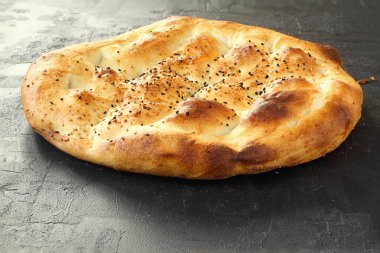 Beyaz zemin üzerinde izole edilmiş Türk ramazan pita ekmeği