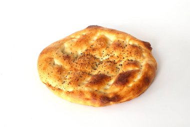 Beyaz zemin üzerinde izole edilmiş Türk ramazan pita ekmeği
