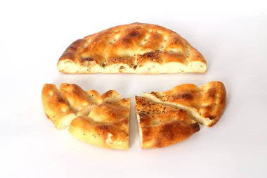 Ramazan Pita Dilimleri (Ramazan Pidesi) Beyaz arka planda kutsal Ramazan ayı için geleneksel Türk ekmeği. Ramazan kavramı.