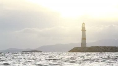 Gün batımında deniz manzarası. Sahildeki deniz feneri. Deniz kenti Turgutreis ve muhteşem gün batımları
