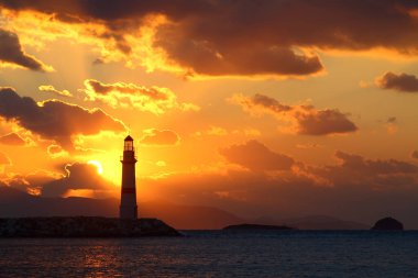 Gün batımında deniz manzarası. Sahildeki deniz feneri. Deniz kenti Turgutreis ve muhteşem gün batımları