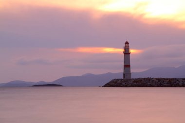 Gün batımında deniz manzarası. Sahildeki deniz feneri. Deniz kenti Turgutreis ve muhteşem gün batımları