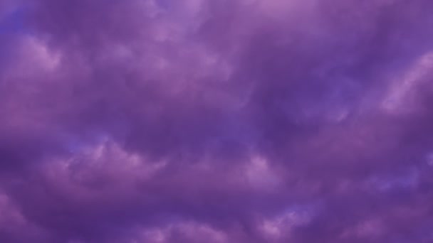 天空中的紫色云彩 雄伟的五彩斑斓的时间流逝令人惊奇的天空壮观的日落或日出景观 — 图库视频影像