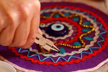 Adamın elleri duvar için süs eşyası yapıyor. Hobi fotoshoot.