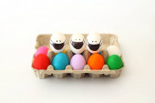  Színes húsvéti tojás tojásdobozban az asztalon, másolási hellyel a szövegnek. Húsvéti tojás Corona vírussal COVID19 védelmi koncepciók. DIY csináld magad húsvéti tojás visel maszk húsvéti ünnepek