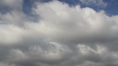 4k zaman geçidi bulutlu güzel mavi gökyüzü. Gökyüzü bulutları.