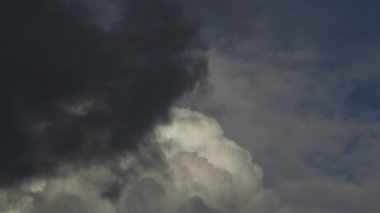 4k zaman geçidi bulutlu güzel mavi gökyüzü. Gökyüzü bulutları.