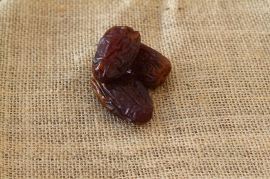 Geçmişinde tarihler var. Kurutulmuş meyve. Kurumuş tarihler yan yana yatar.