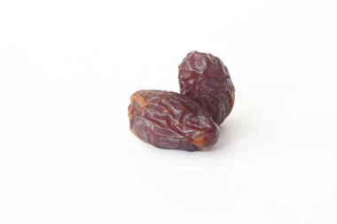 Beyaz arka planda tarihler. Kurutulmuş meyve. Kurumuş tarihler yan yana yatar.