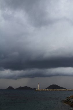 Okyanus üzerinde şiddetli, fırtına bulutları, bir fırtınanın gelişinin habercisi. Çok güzel aydınlatılmış kara bulutlar ve okyanus sularındaki yansımalar.