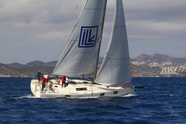 Bodrum, Hindi. 08 Ekim 2017: Denizdeki dalgalar arasında yelken açmak. Yelkenli tekneyi, yelkenliyi ya da yatı beyaz yelkenlilerle kapatın..
