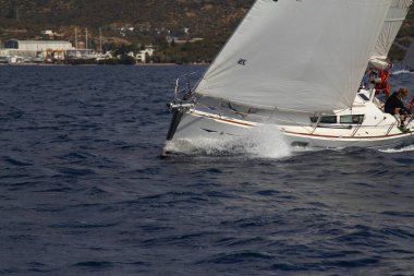 Bodrum, Hindi. 08 Ekim 2017: Denizdeki dalgalar arasında yelken açmak. Yelkenli tekneyi, yelkenliyi ya da yatı beyaz yelkenlilerle kapatın..
