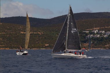 Bodrum, Hindi. 08 Ekim 2017: Denizdeki dalgalar arasında yelken açmak. Yelkenli tekneyi, yelkenliyi ya da yatı beyaz yelkenlilerle kapatın..