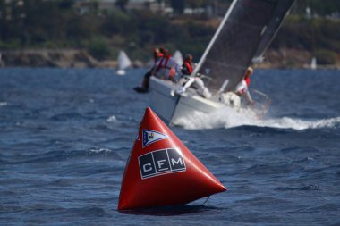 Bodrum, Hindi. 08 Ekim 2017: Yelkenliler Ege Denizi 'nin mavi sularında, ünlü tatil beldesi Bodrum' un kıyılarında rüzgarlı havada yelken açıyorlar..