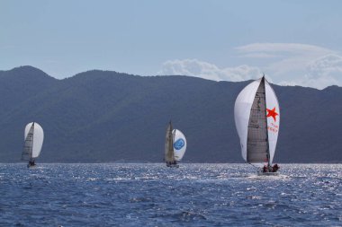 Bodrum, Hindi. 08 Ekim 2017: Yelkenliler Ege Denizi 'nin mavi sularında, ünlü tatil beldesi Bodrum' un kıyılarında rüzgarlı havada yelken açıyorlar..