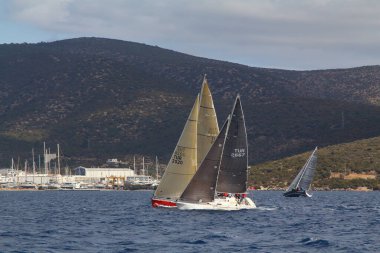 Bodrum, Hindi. 08 Ekim 2017: Yelkenliler Ege Denizi 'nin mavi sularında, ünlü tatil beldesi Bodrum' un kıyılarında rüzgarlı havada yelken açıyorlar..