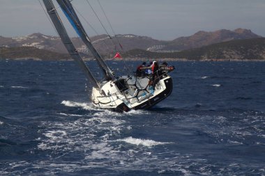 Bodrum, Hindi. 08 Ekim 2017: Yelkenliler Ege Denizi 'nin mavi sularında, ünlü tatil beldesi Bodrum' un kıyılarında rüzgarlı havada yelken açıyorlar..
