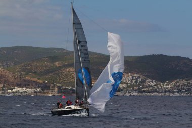 Bodrum, Hindi. 08 Ekim 2017: Yelkenliler Ege Denizi 'nin mavi sularında, ünlü tatil beldesi Bodrum' un kıyılarında rüzgarlı havada yelken açıyorlar..