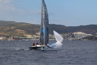 Bodrum, Hindi. 08 Ekim 2017: Yelkenliler Ege Denizi 'nin mavi sularında, ünlü tatil beldesi Bodrum' un kıyılarında rüzgarlı havada yelken açıyorlar..
