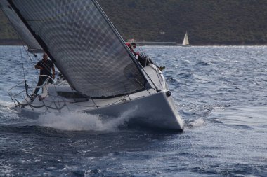Bodrum, Hindi. 08 Ekim 2017: Yelkenliler Ege Denizi 'nin mavi sularında, ünlü tatil beldesi Bodrum' un kıyılarında rüzgarlı havada yelken açıyorlar..