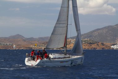 Bodrum, Hindi. 08 Ekim 2017: Yelkenliler Ege Denizi 'nin mavi sularında, ünlü tatil beldesi Bodrum' un kıyılarında rüzgarlı havada yelken açıyorlar..