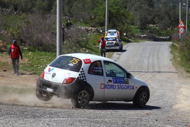 Bodrum, Hindi. 11 Nisan 2021: Türkiye Otomobil Sporları Federasyonu 'nun ilk yarışı Demir Berberoğlu ve Şevki Gokerman Ralli Kupası' nın 