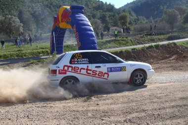 Bodrum, Hindi. 11 Nisan 2021: Türkiye Otomobil Sporları Federasyonu 'nun ilk yarışı Demir Berberoğlu ve Şevki Gokerman Ralli Kupası' nın 