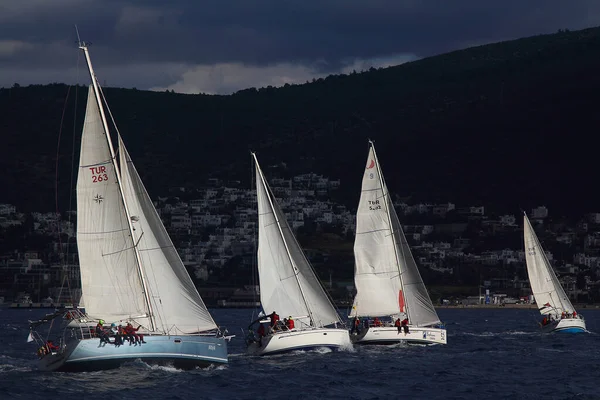 Bodrum Turecko Prosinec 2017 Plachetnice Plují Větrného Počasí Modrých Vodách — Stock fotografie