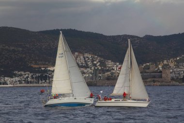 Bodrum, Hindi. 09 Aralık 2017: Yelkenliler Ege Denizi 'nin mavi sularında, ünlü tatil beldesi Bodrum' un kıyılarında rüzgarlı havada yelken açıyor.
