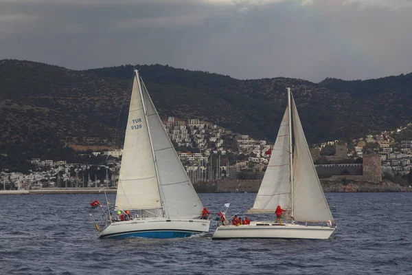 Bodrum Turkiet 2017 Segelbåtar Seglar Blåsigt Väder Egeiska Havets Blå — Stockfoto