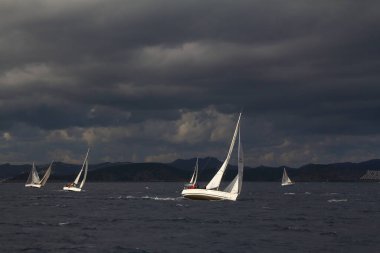 Bodrum, Hindi. 09 Aralık 2017: Yelkenliler Ege Denizi 'nin mavi sularında, ünlü tatil beldesi Bodrum' un kıyılarında rüzgarlı havada yelken açıyor.