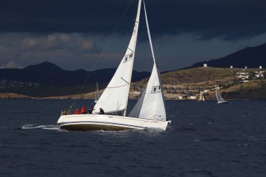 Bodrum, Hindi. 09 Aralık 2017: Yelkenliler Ege Denizi 'nin mavi sularında, ünlü tatil beldesi Bodrum' un kıyılarında rüzgarlı havada yelken açıyor.