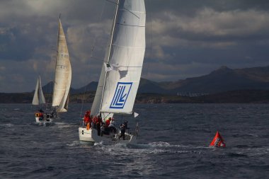 Bodrum, Hindi. 09 Aralık 2017: Yelkenliler Ege Denizi 'nin mavi sularında, ünlü tatil beldesi Bodrum' un kıyılarında rüzgarlı havada yelken açıyor.