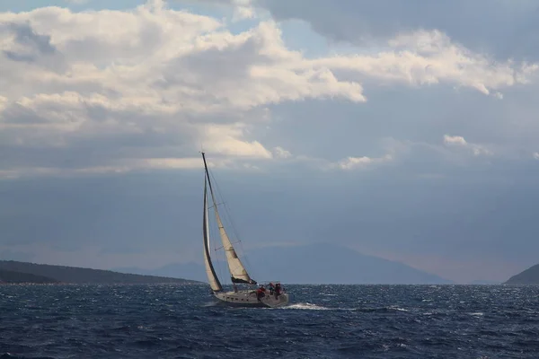 トルコのボドルム 2017年12月9日 エーゲ海の青い海の風の強い天候の中 有名な休日の目的地の海岸で帆船ボドルム — ストック写真