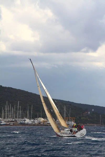 Bodrum Turkiet 2017 Segelbåtar Seglar Blåsigt Väder Egeiska Havets Blå — Stockfoto