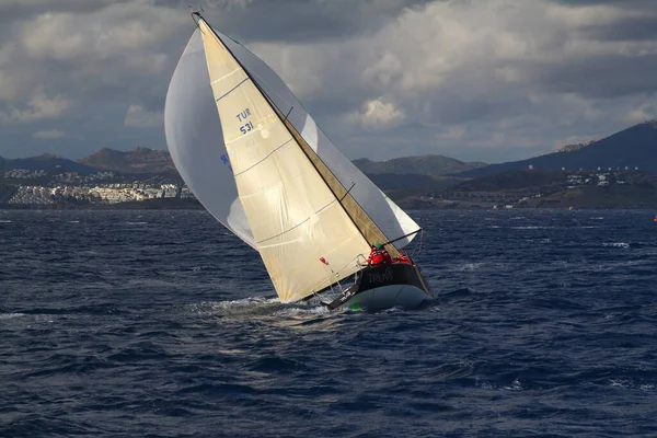 Bodrum Turkiet 2017 Segelbåtar Seglar Blåsigt Väder Egeiska Havets Blå — Stockfoto