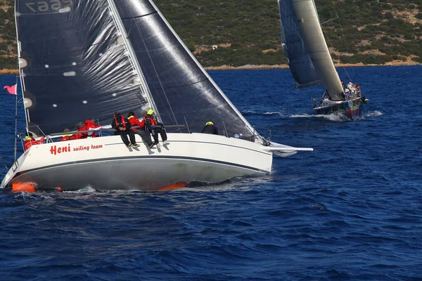 Μποντρούμ Τουρκία Δεκεμβρίου 2017 Ιστιοφόρα Πλέουν Θυελλώδη Καιρό Στα Καταγάλανα — Φωτογραφία Αρχείου