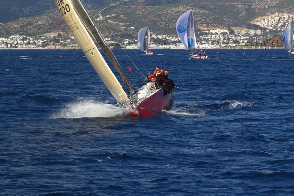 土耳其 Bodrum 2017年12月9日 帆船在爱琴海蓝色水域的大风天气中航行 位于著名度假目的地博德尔海岸 — 图库照片