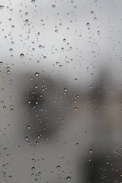 Σταγόνες Βροχής Στο Ποτήρι Απόγευμα Της Άνοιξης Κλείσιμο Ενός Παραθύρου — Φωτογραφία Αρχείου