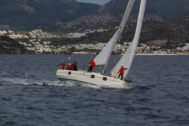 Bodrum, Hindi. 10 Aralık 2017: Yelkenliler Ege Denizi 'nin mavi sularında, ünlü tatil beldesi Bodrum' un kıyılarında rüzgarlı havada yelken açıyorlar..